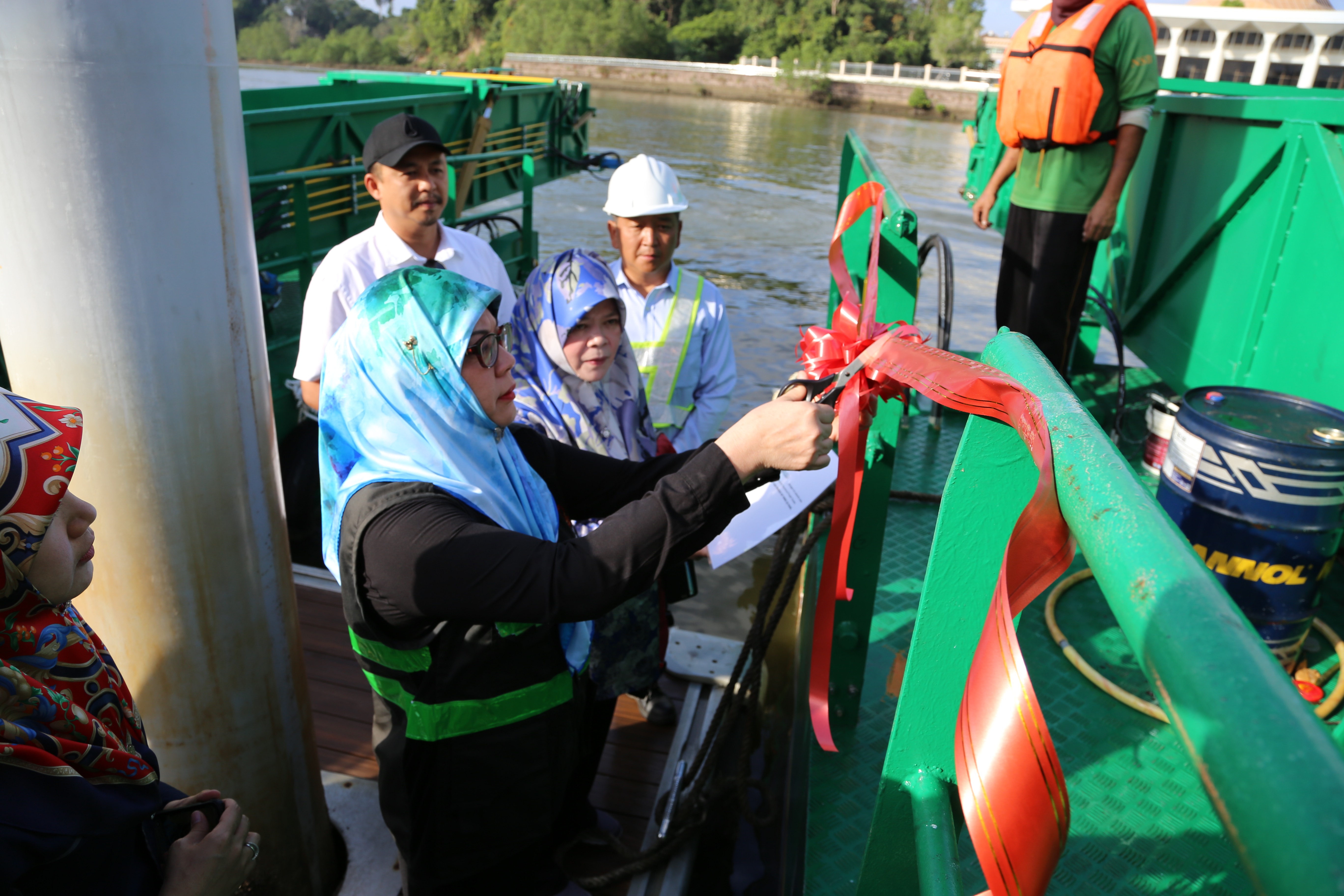 Trash Skimmer Boats 1.JPG