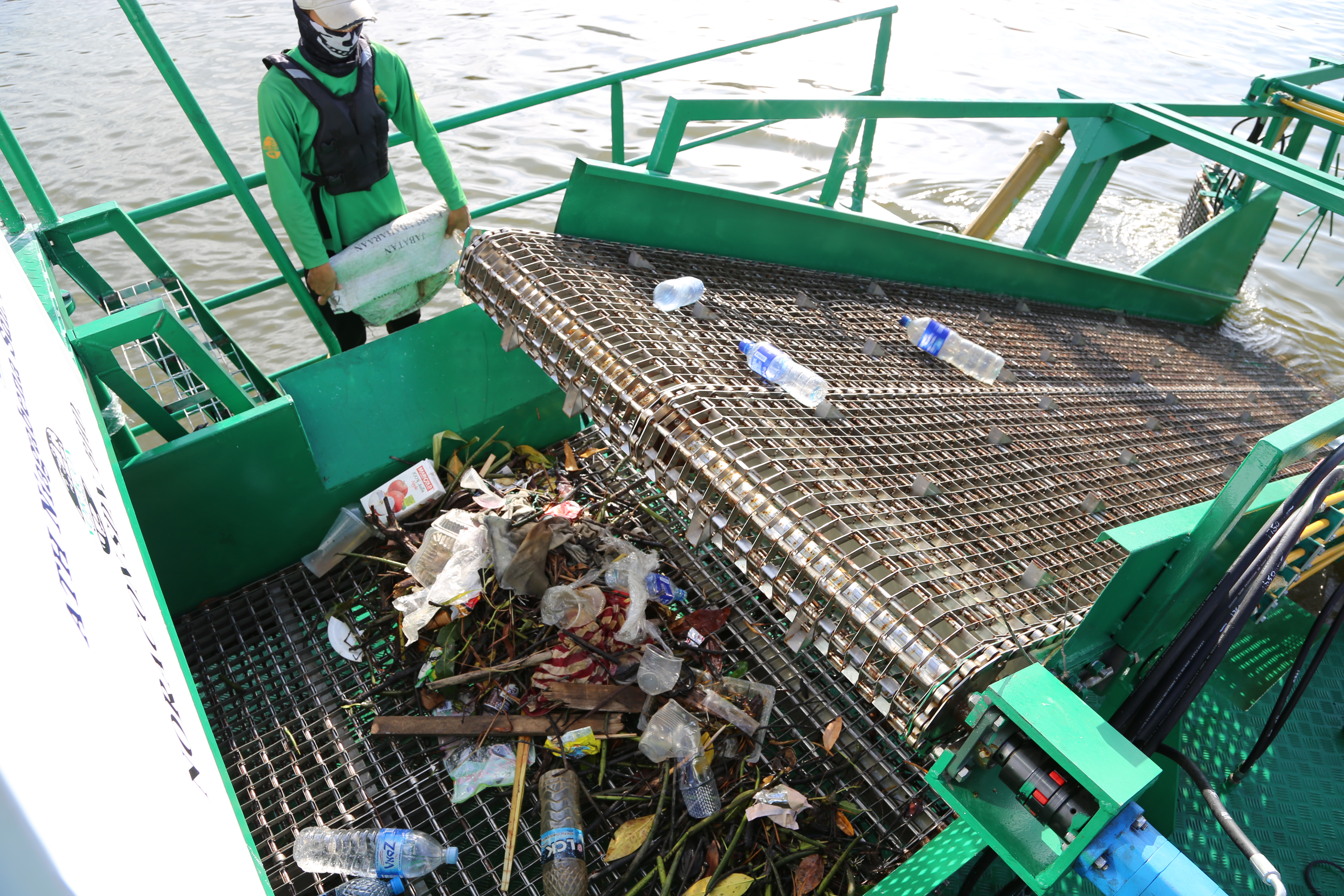 Trash Skimmer Boats 4.JPG